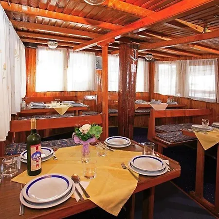 船上ホテル Traditional Gulet With Crew Breakfast&lunch スプリト